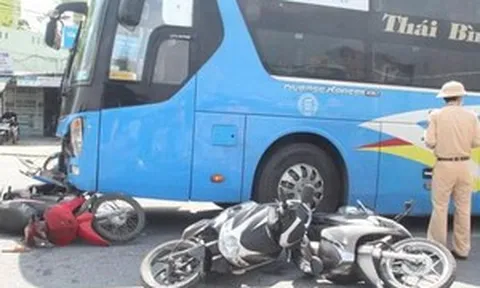 Dừng chờ đoàn xe tang chở liệt sĩ đi qua, 4 xe máy bị xe khách húc văng